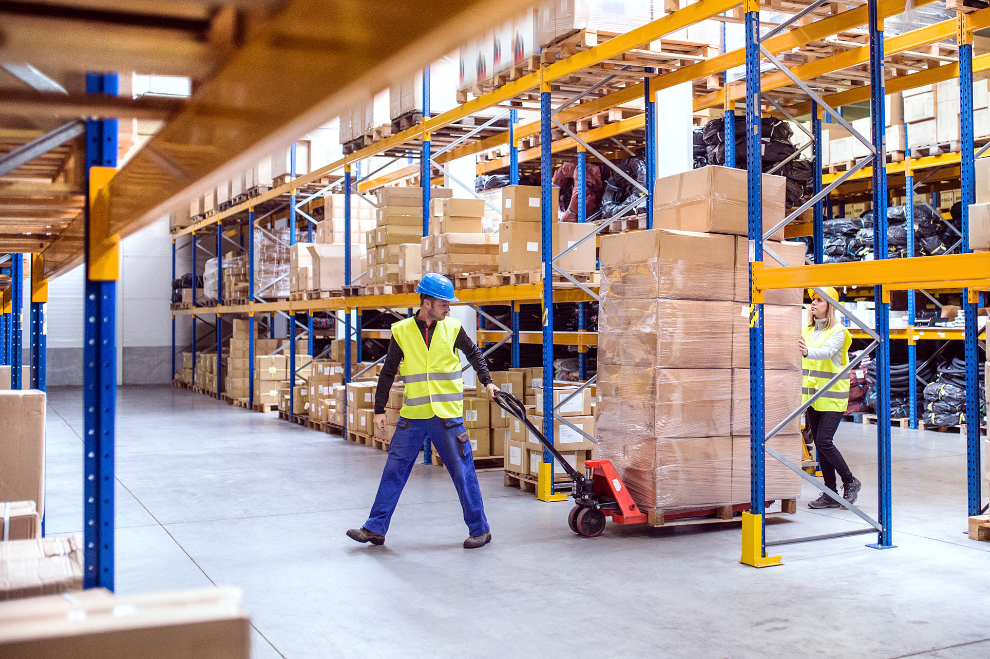 a trainee loading boxes over pallet walkie rider